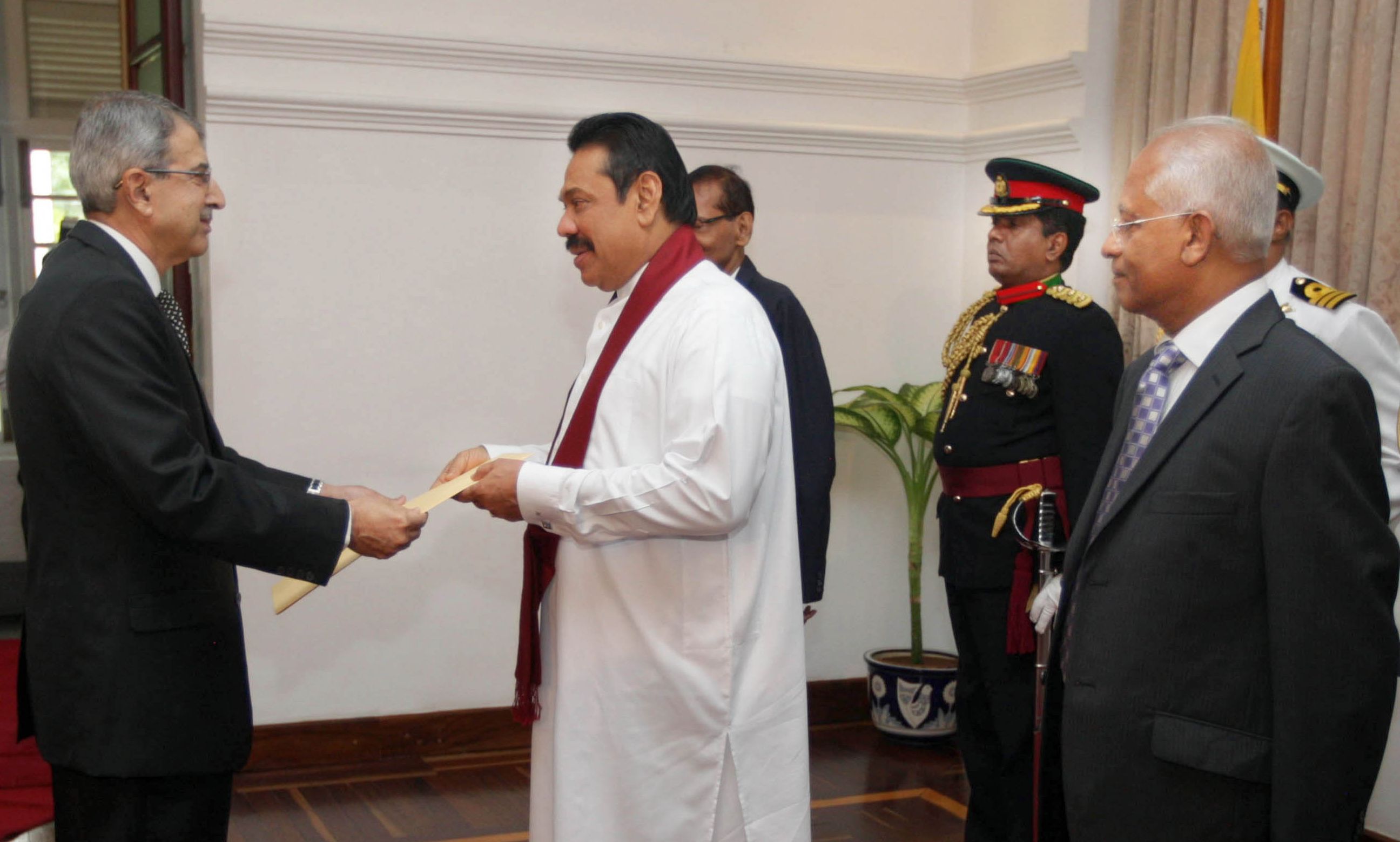 Pakistan’s New Envoy Presented Credentials to President Mahinda Rajapaksa