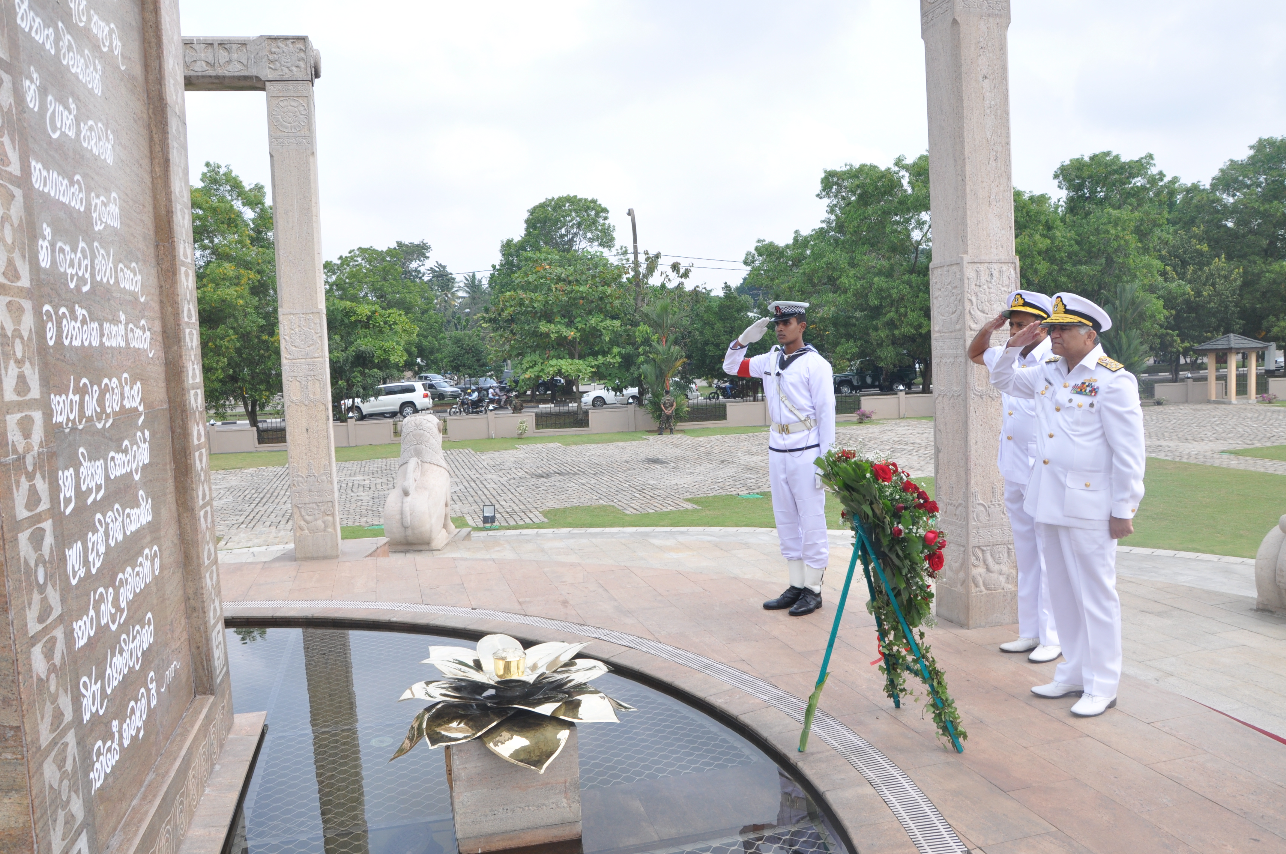 Pakistan Naval Chief pays homage to Sri Lankan war heroes